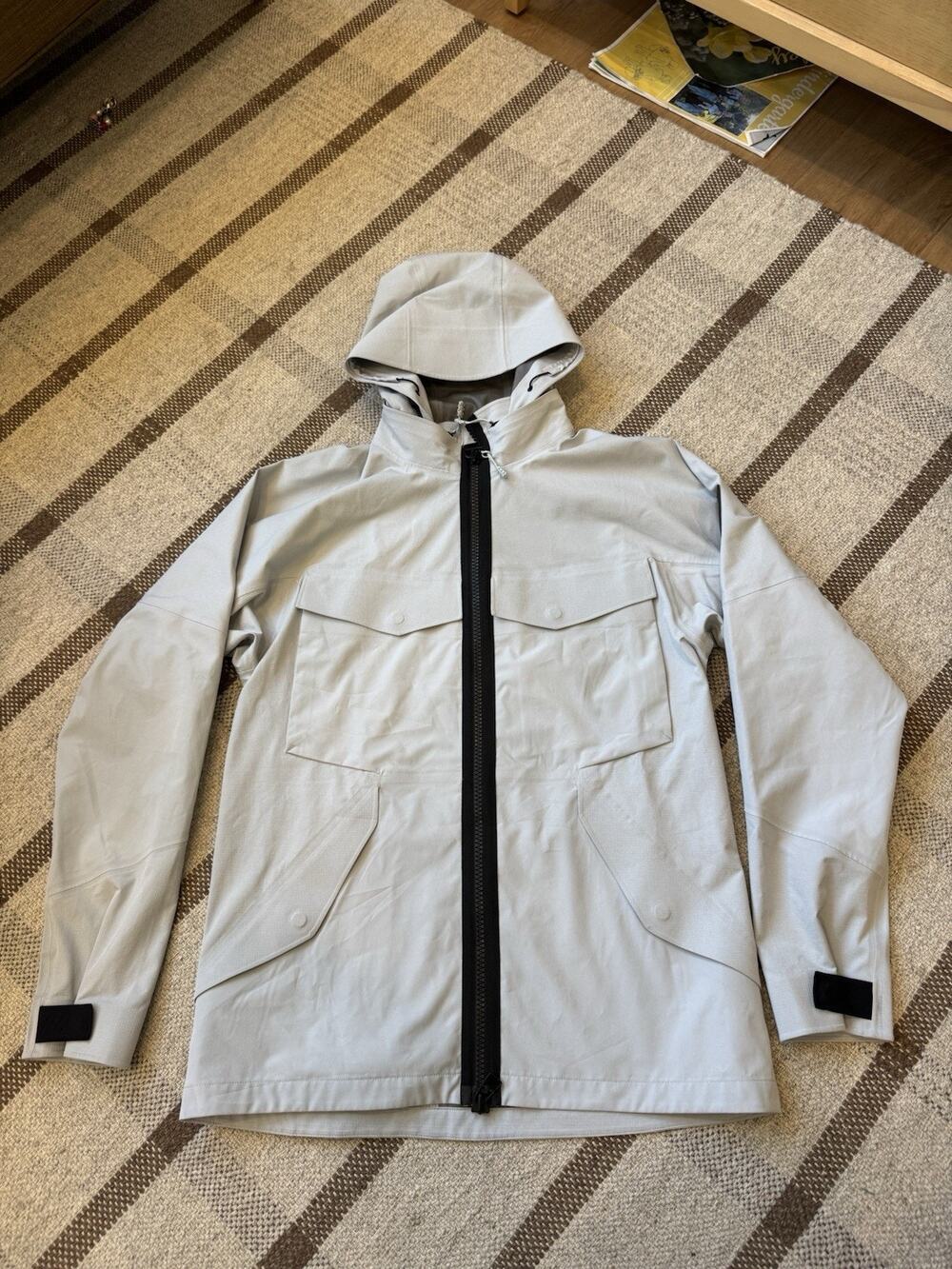 Run On Clouds Explorer Jacket Women’s Small Rain Hood Gray Gorpcore